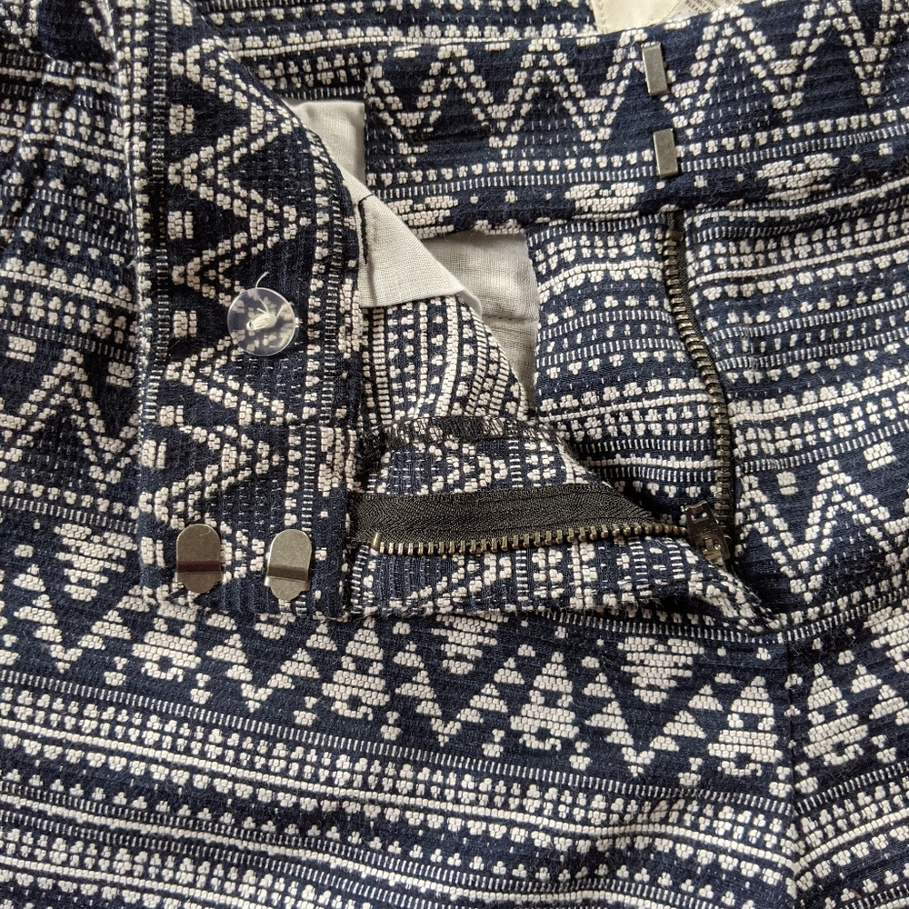 Loft Outlet patterned shorts size 4 - Picture 3 of 5